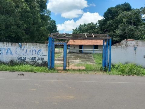 Terreno com casa e área verde