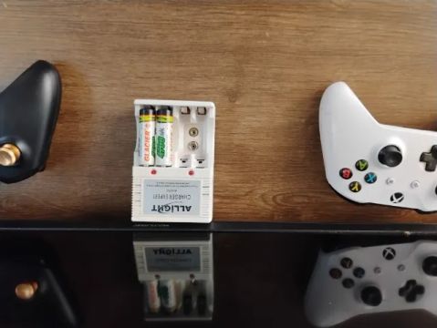 Xbox one s com duas manetes originais com tv não e smart 