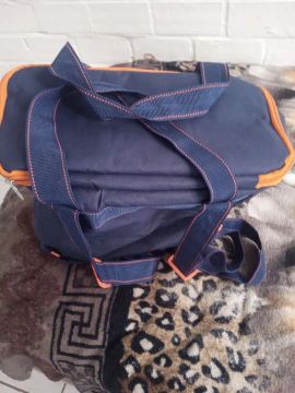Bolsa térmica azul com detalhes laranja