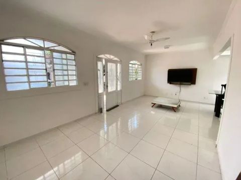 Casa disponível para Locação no bairro Jardim Karaíba em Uberlândia-MG