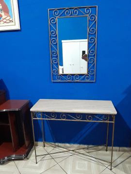 Aparador decorativo com moldura e espelho 