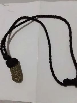 Colar de pedra pirita bruta prateada com cordão preto