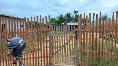 Casa com quintal cercado 