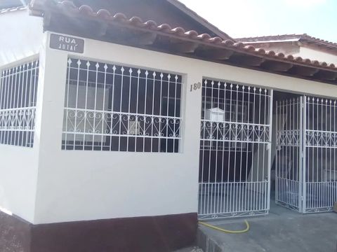 Ótima Casa de esquina, com 3 quartos em Santana/Varginha 