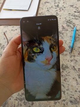Celular Motorola com tela trincada
