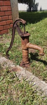 Bomba d'água antiga de ferro