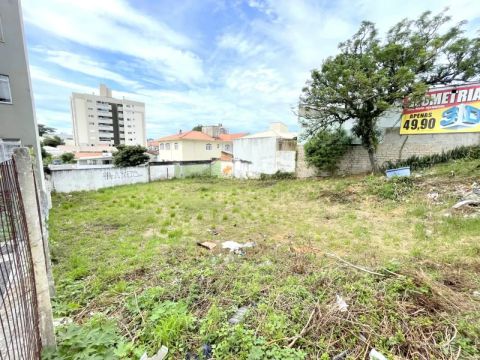 Terreno com 651m² para locação em Capoeiras.