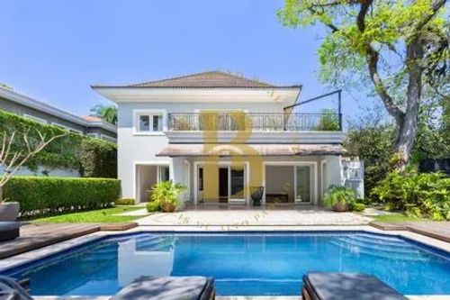 Casa com 531 m², 9 quartos sendo 6 suítes à venda no bairro Jardim Europa.