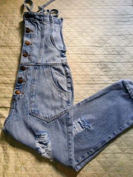 Macacão Jeans com Detalhes - Novo