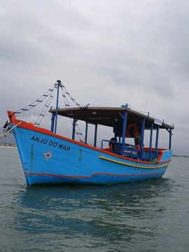 Barco de pesca e transporte de passageiros 