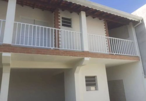 Casa  3  Dormitórios ( 1 suíte )  em Piracaia