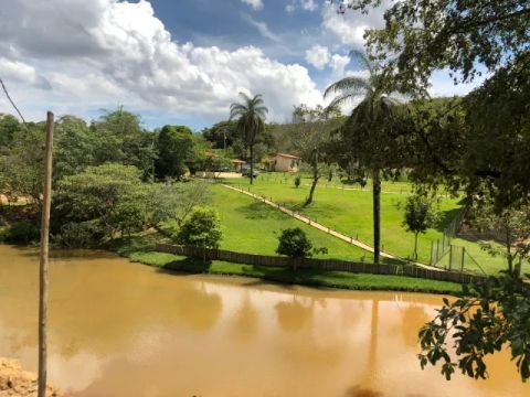 Fazendinha 3.3ha, com lagoa, dois poço de peixe, água por gravidade com grande volume.