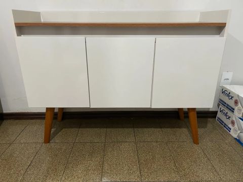 Buffet 3 portas branco com pés em madeira
