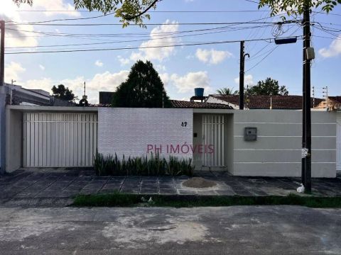 Casa com 4 dormitórios sendo 2 suítes + DCE e Piscina no Jardim Petrópolis - 255m²
