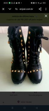 Botas pretas com tachas douradas