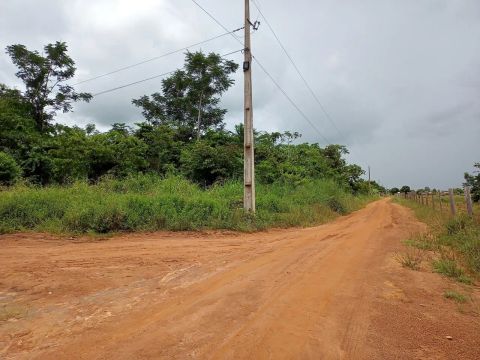 Terreno com acesso por estrada de terra