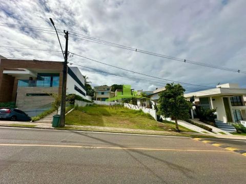 Terreno à Venda em Alphaville Salvador II, 502m². Nascente. Lote com leve aclive. Condomín