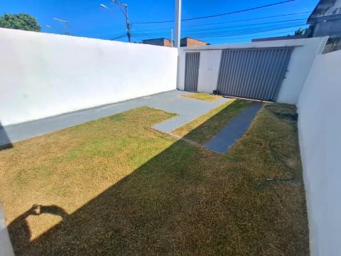 LINDA CASA COM QUINTAL - PRONTA PARA MORAR EM GUARAPARI !