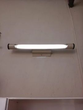 Luminária com lâmpada funcionando 