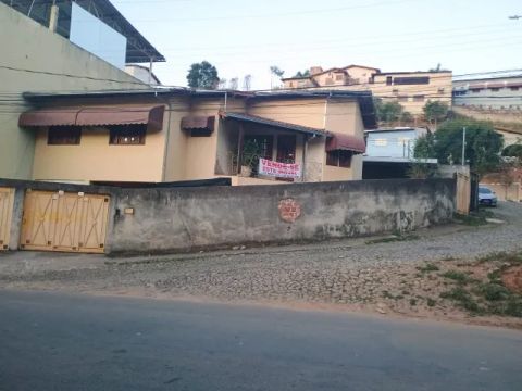 Casa 16 Comodos e 3 garagens no Marajoara disponível