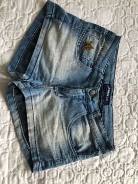 Short Jeans Feminino com Estrela