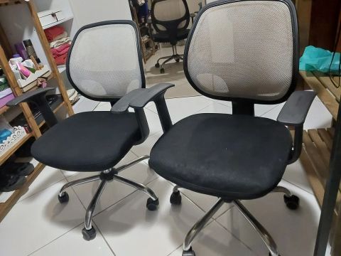 2 cadeiras de escritório funcionando perfeitamente