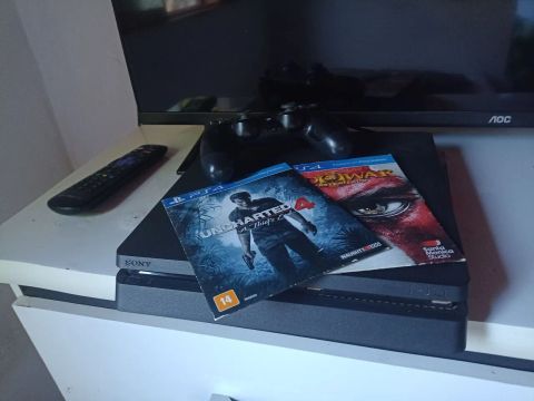 Playstation 4 com jogos e 2 controles