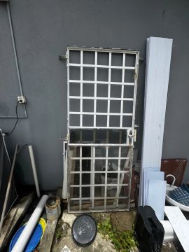Porta de ferro com grade - Usada