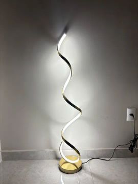 Luminária de chão moderna em formato de espiral
