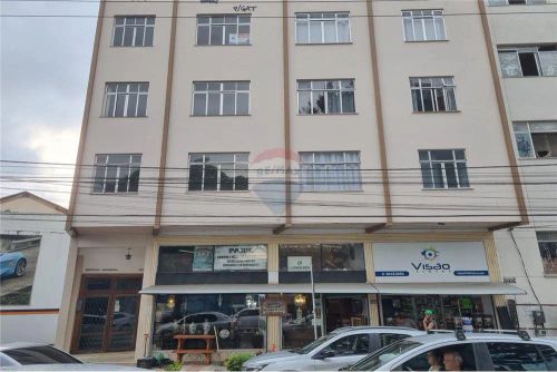 Apartamento de frente, vista livre, sala, hall, quarto, cozinha e banheiro, com elevador e