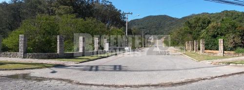 Casa com 3 dormitório sendo uma suíte à venda no bairro Saco Grande em Florianópolis