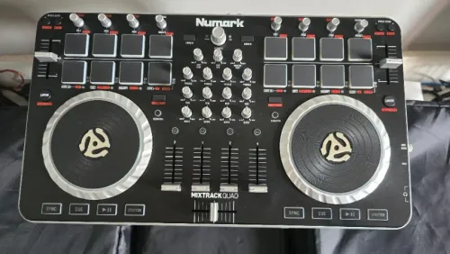 CONTROLADOR DJ Numark Mixtrack Quad - 4 DECKS + EFEITOS - PARCELE NO CARTÃO!