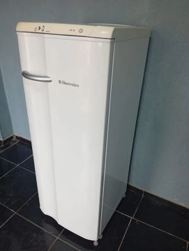Geladeira Electrolux RE 28 - Branca