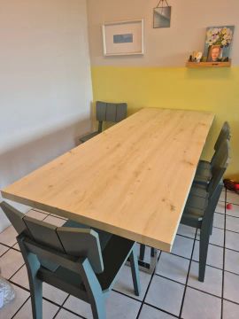 Mesa de jantar em MDF e base de metal