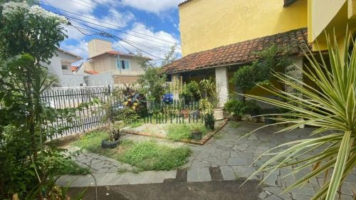 Casa com 3 Quartos e 2 banheiros à Venda no Conjunto Celso Machado/ Serrano.