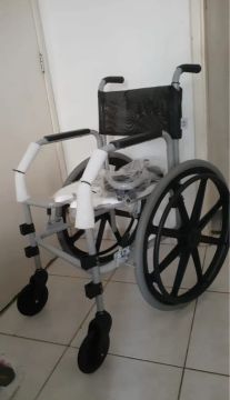 Cadeira para banho com roda grande
