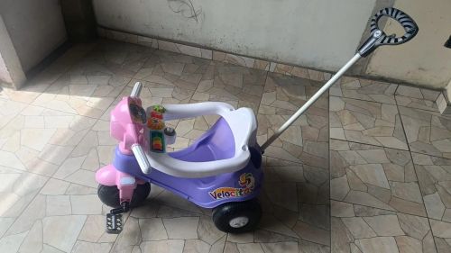 Triciclo infantil com empurrador