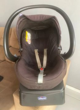 Vende-se bebê conforto com base para carro
