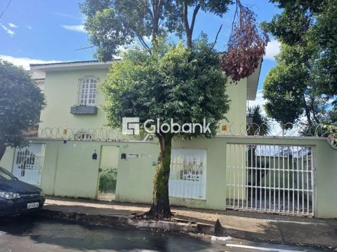 Casa comercial para alugar no bairro Melo, com 152m² 7 quartos.