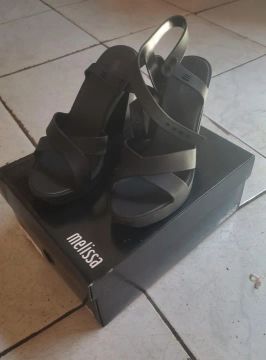 Sandálias Melissa Preta Salto Alto 75 reais pra leva logo.