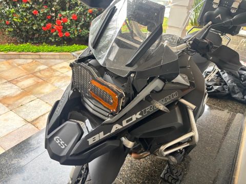 BMW 1200 GS ADVENTURE TRIPLE BLACK completa com acessórios, sem detalhes.