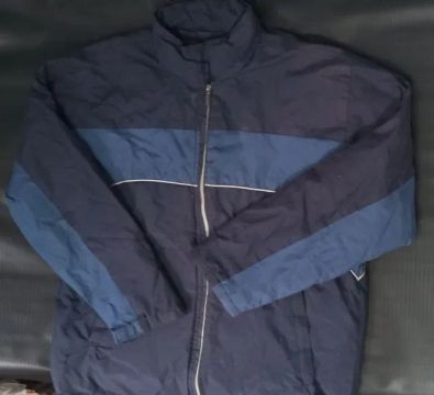 Vendo Jaqueta de frio ótima pro dia a dia de trabalho ela tem bolso dentro tamanho G