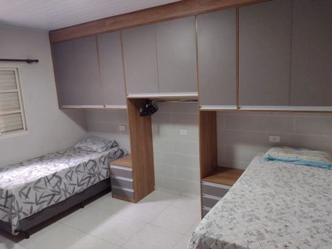 Quarto e mobiliado