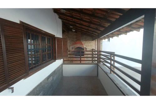 "Casa em Bairro Tranquilo com energia sustentável e Pet friendly"