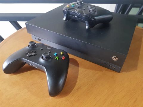 Xbox One X 1TB+ 1 controle Xbox one - perfeito estado