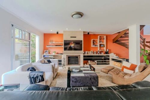 Casa semimobiliada em condomínio fechado, com área de 400,29 m². Dispõe de 4 dormitórios, 