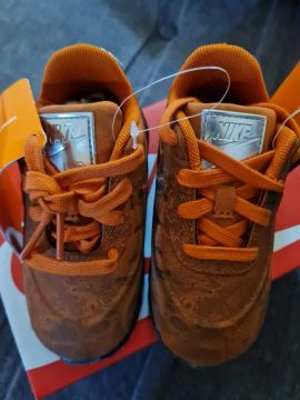 Tenis novo nike air max 90 btqs original laranja numero bra<br>22.5 <br>pra criança