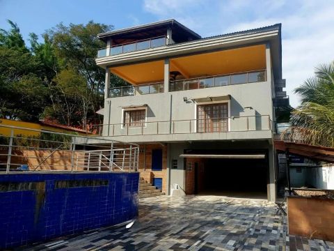 Sobrado de condomínio 5 suites, piscina - FL35