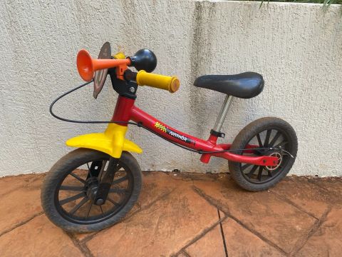 Bike sem pedal infantil - vermelha e amarela