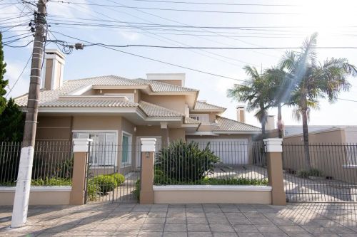 Casa de alto padrão no Fragata, 4 dormitórios, 1 suíte com closet, lareira, piscina aqueci